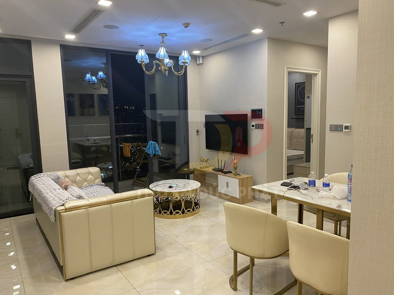 Cho thuê căn hộ Vinhomes Golden River Aqua 1 full nội thất 2 phòng ngủ view Landmark 81 giá 30 triệu NET