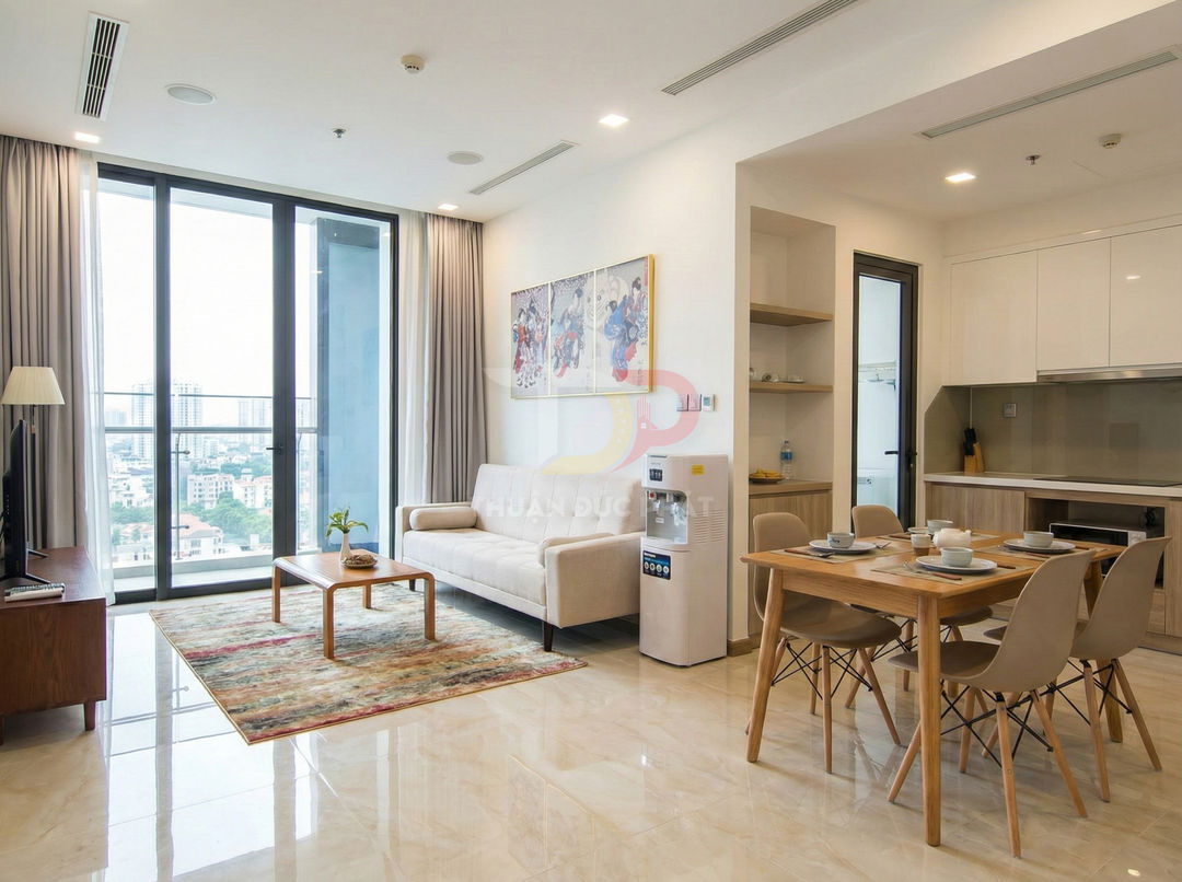 Phòng khách căn hộ hiện đại với sofa trắng, bàn gỗ, bàn ăn bốn ghế và bếp liền kề sáng thoáng