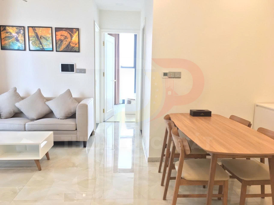Phòng khách căn hộ hiện đại với sofa xám, bàn trà trắng và bộ bàn ăn gỗ 4 ghế cạnh hành lang sáng