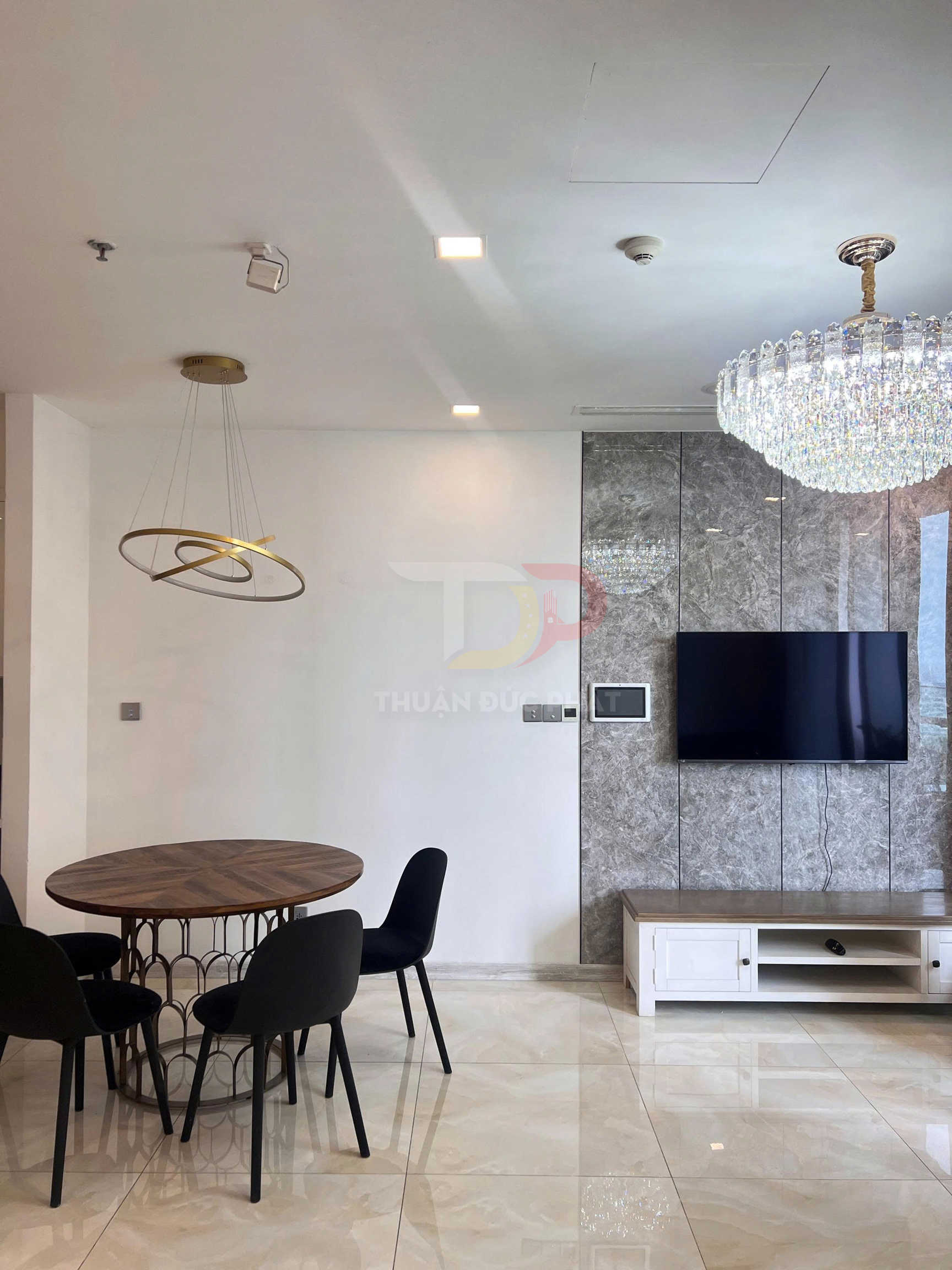 Bán căn hộ Vinhomes Golden River Aqua 1 2 phòng ngủ 83,2 m2 full nội thất giá 19 tỷ