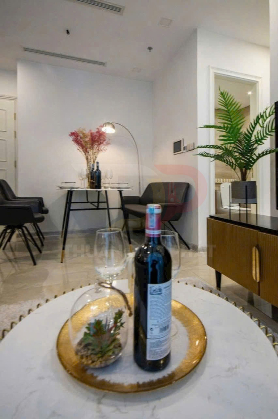 Cho thuê căn hộ Vinhomes Golden River Aqua 2 hai phòng ngủ 68,9 mét vuông, nội thất cao cấp, giá 35 triệu mỗi tháng