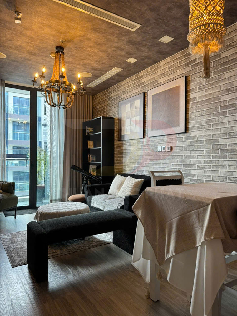 Phòng khách chung cư hiện đại với sofa, bàn ăn phủ khăn vải và đèn chùm trang trí ấm cúng