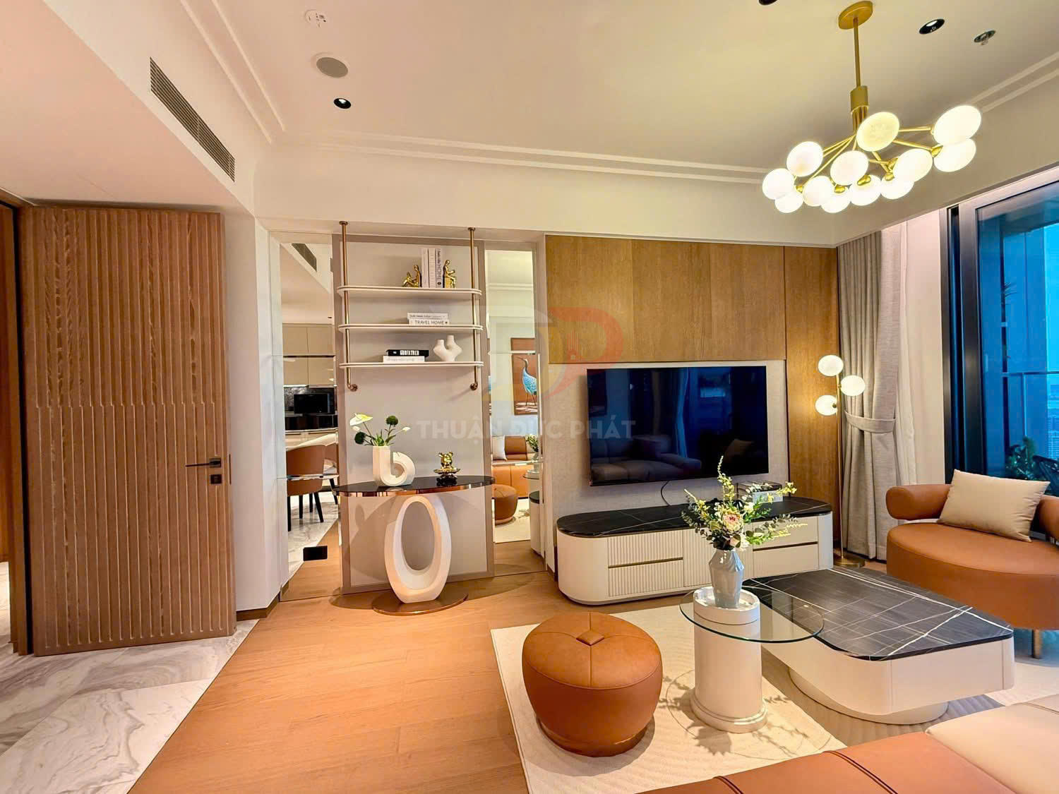 Phòng khách hiện đại với sofa da màu nâu, bàn trà kính và kệ tivi gỗ sang trọng