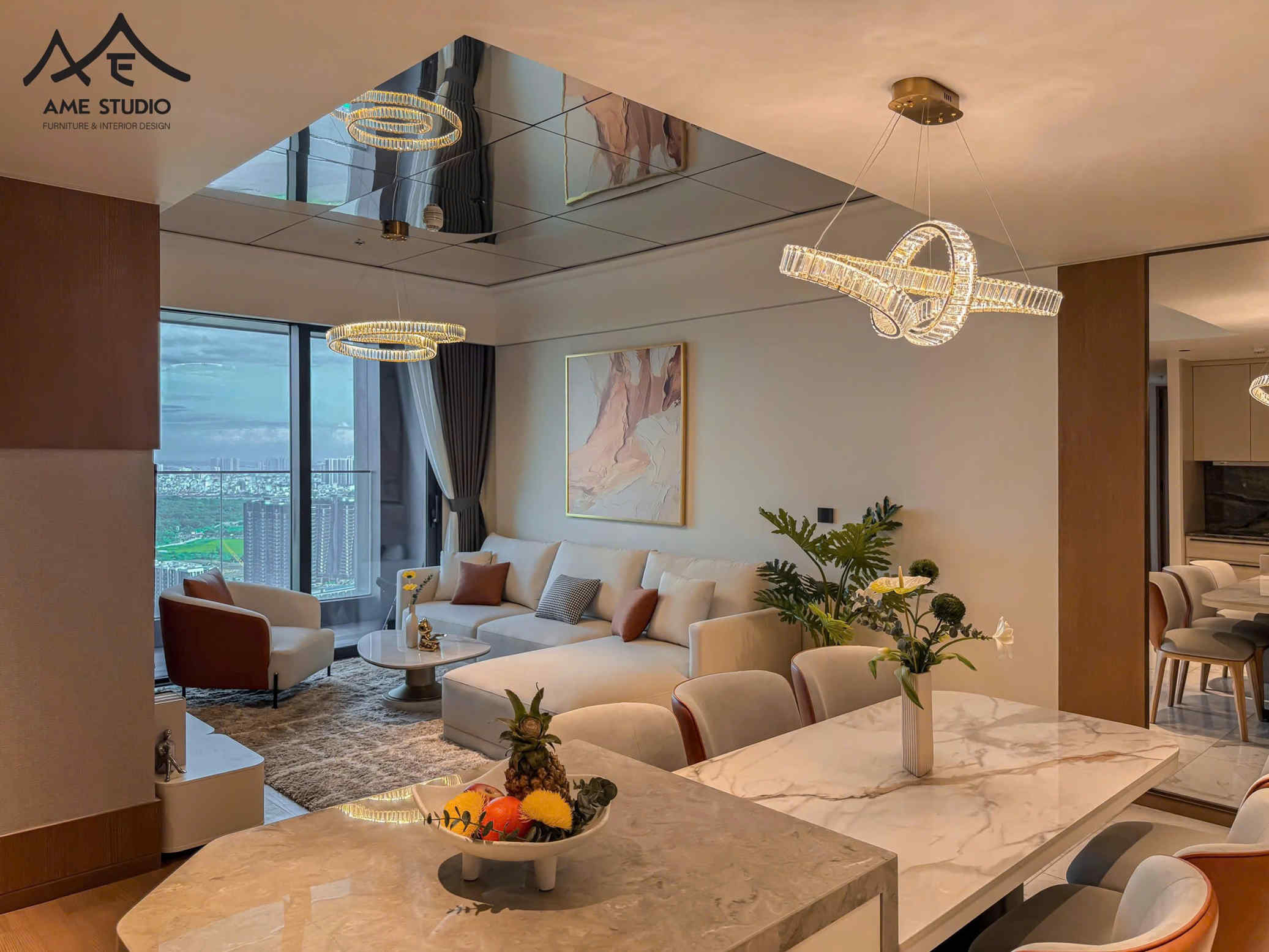 Phòng khách chung cư hiện đại với sofa chữ L, bàn ăn mặt đá và đèn chùm pha lê sang trọng