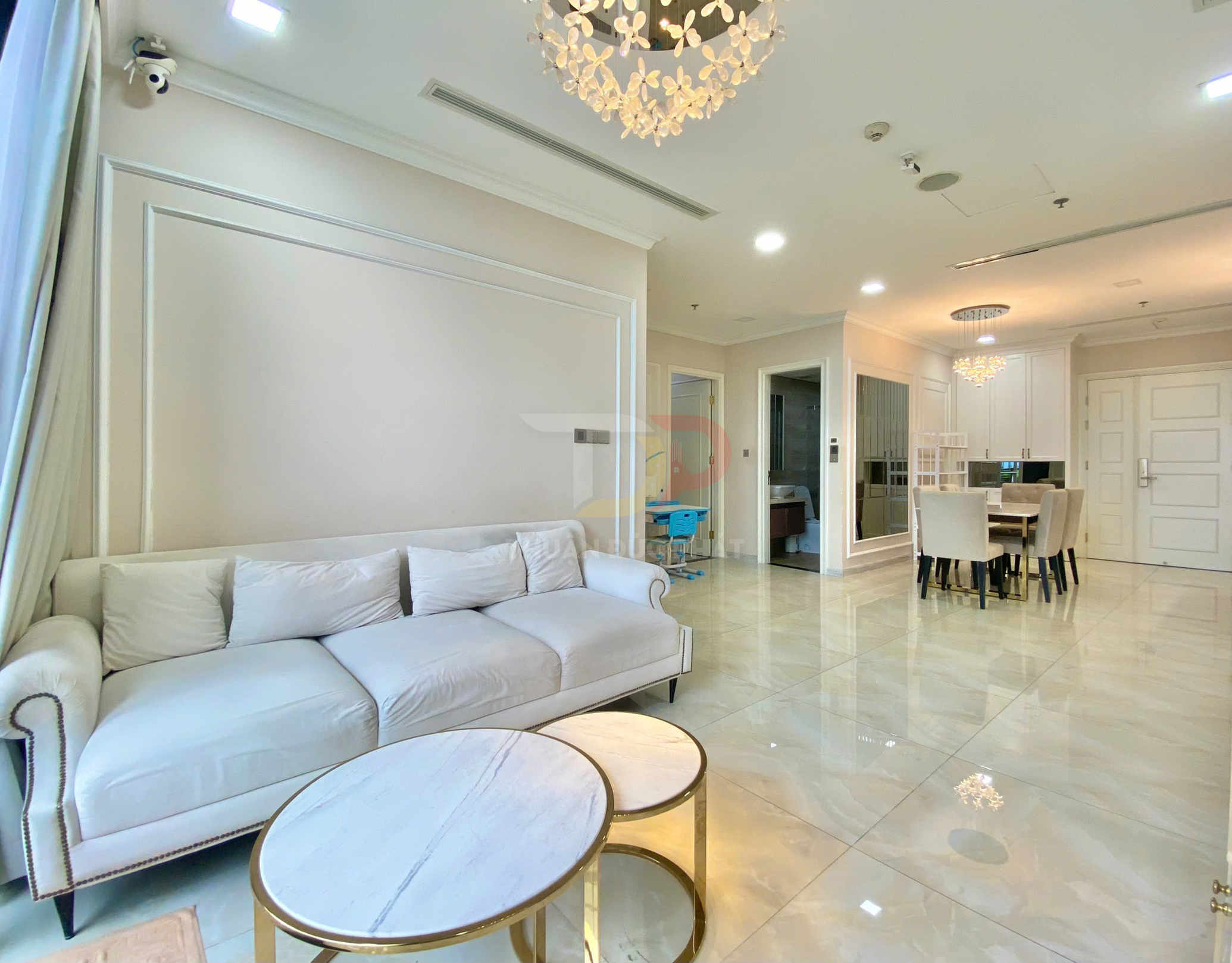 Bán căn hộ Vinhomes Golden River Lux 6 full nội thất 3 phòng ngủ view Thảo Cầm Viên giá 26 tỷ sổ hồng sẵn có hợp đồng thuê ổn định