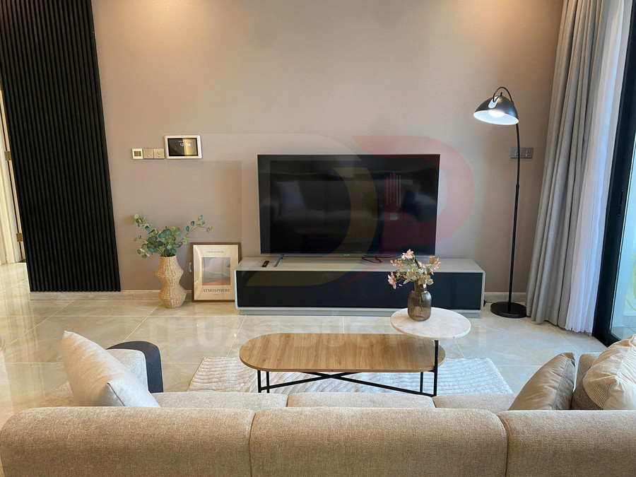 Tivi màn hình phẳng đặt trên kệ gỗ trong phòng khách hiện đại với sofa và bàn trà