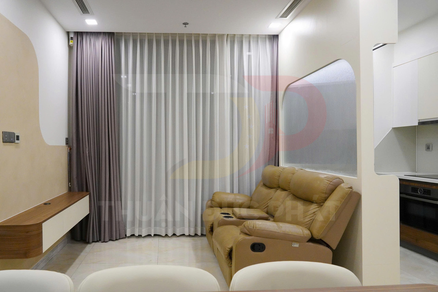 Sofa da màu nâu trong phòng khách hiện đại với rèm cửa hai lớp màu trắng và xám