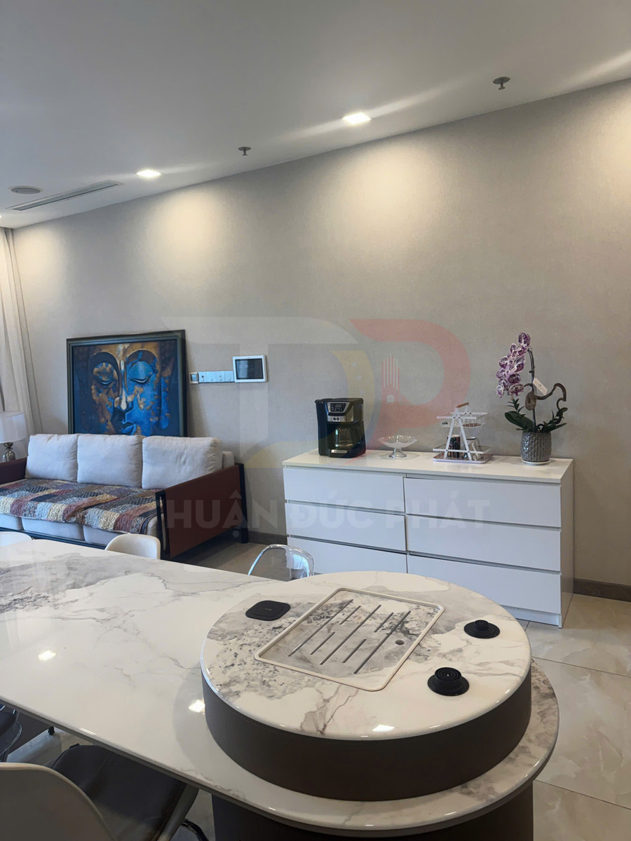 Bàn đảo bếp mặt đá cẩm thạch hiện đại trong phòng khách chung cư sang trọng