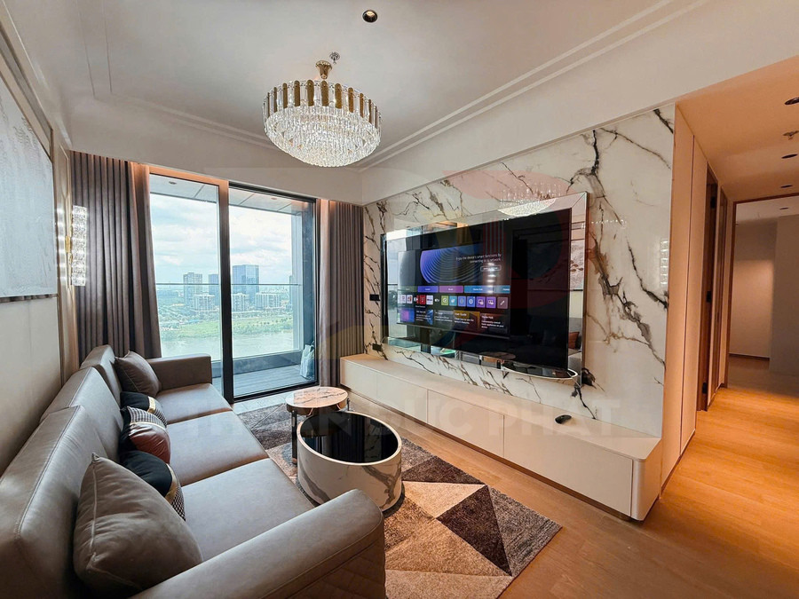 Phòng khách chung cư hiện đại với sofa da, bàn trà tròn và tivi treo tường trên nền đá marble cao cấp