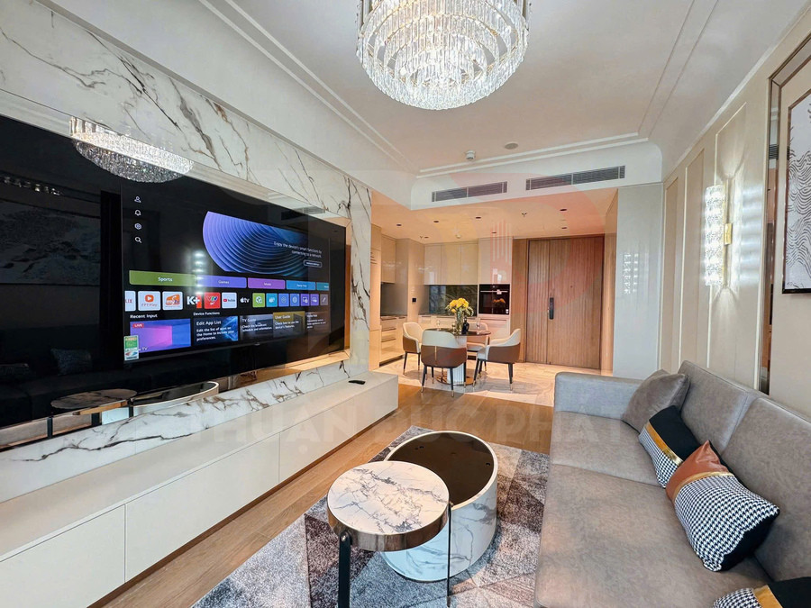 Phòng khách chung cư cao cấp với tivi màn hình phẳng lớn, bàn trà đá cẩm thạch và sofa hiện đại