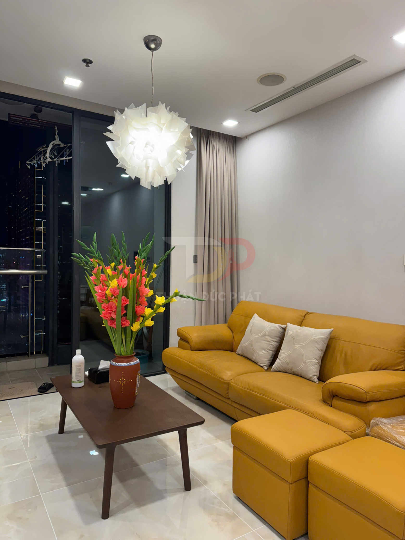 Cho thuê căn hộ Vinhomes Golden River Aqua 3 full nội thất 2 phòng ngủ view trực diện Bitexco và sông giá 43 triệu net, trống sẵn dọn vào ngay
