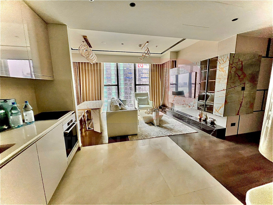 Phòng khách căn hộ hiện đại với sofa sáng màu, bàn trà và kệ tivi ốp đá cẩm thạch