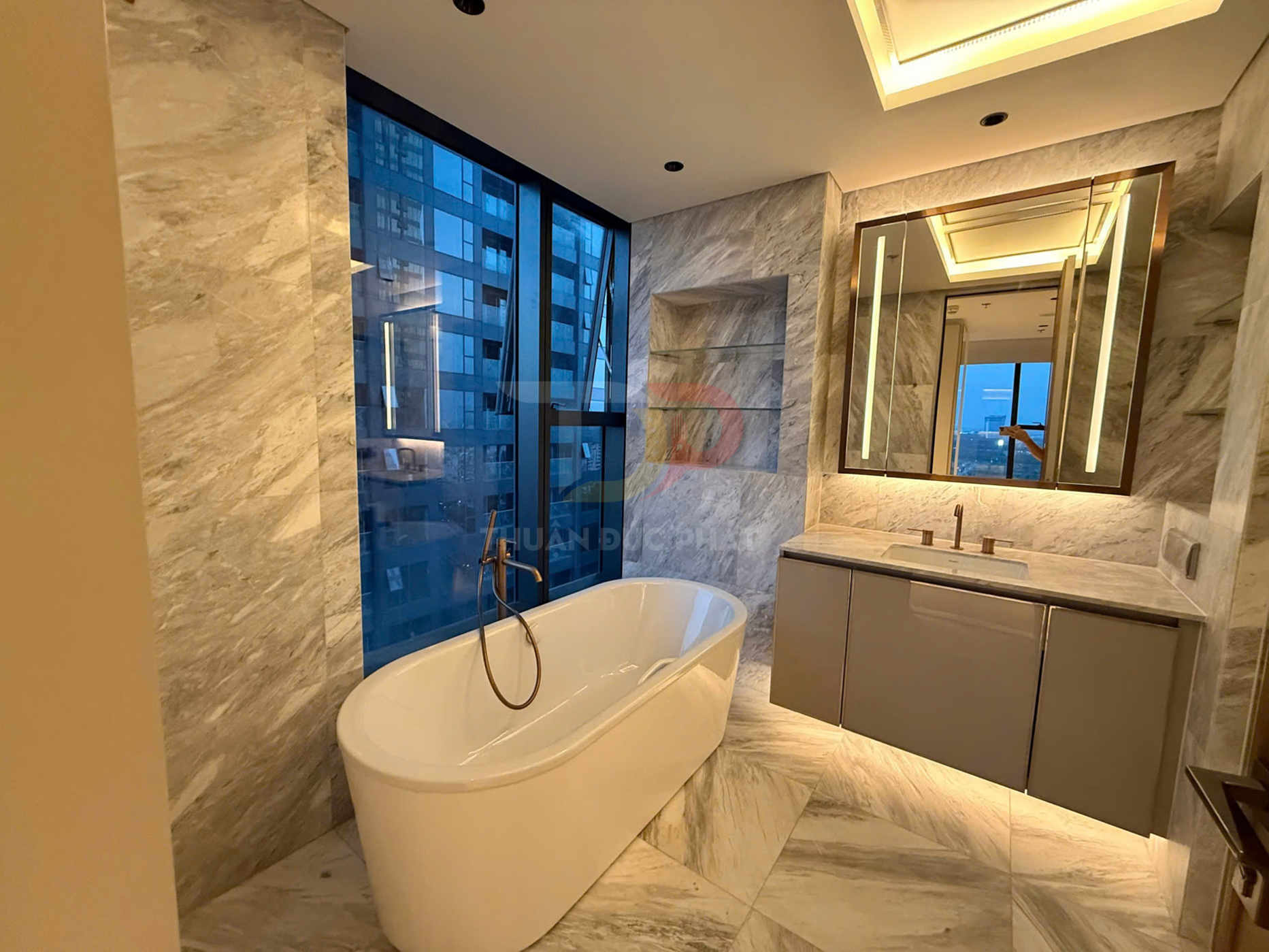 Bán căn hộ Grand Marina Saigon 2 phòng ngủ 2 phòng vệ sinh view trực diện sông Sài Gòn diện tích 90m2 giá bán 45 tỷ