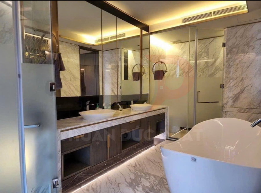 Cho thuê căn hộ Vinhomes Golden River Aqua 1 diện tích 159 mét vuông, 3 phòng ngủ, nội thất đầy đủ, view sông Sài Gòn và bán đảo Thủ Thiêm