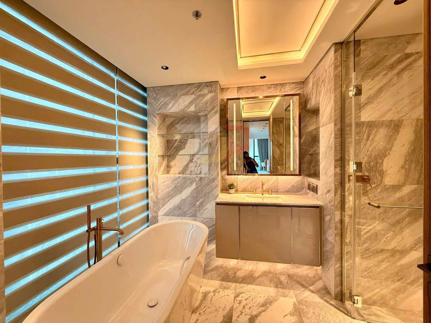 Phòng tắm sang trọng với bồn tắm đứng độc lập, vách đá marble và tủ lavabo hiện đại có gương lớn