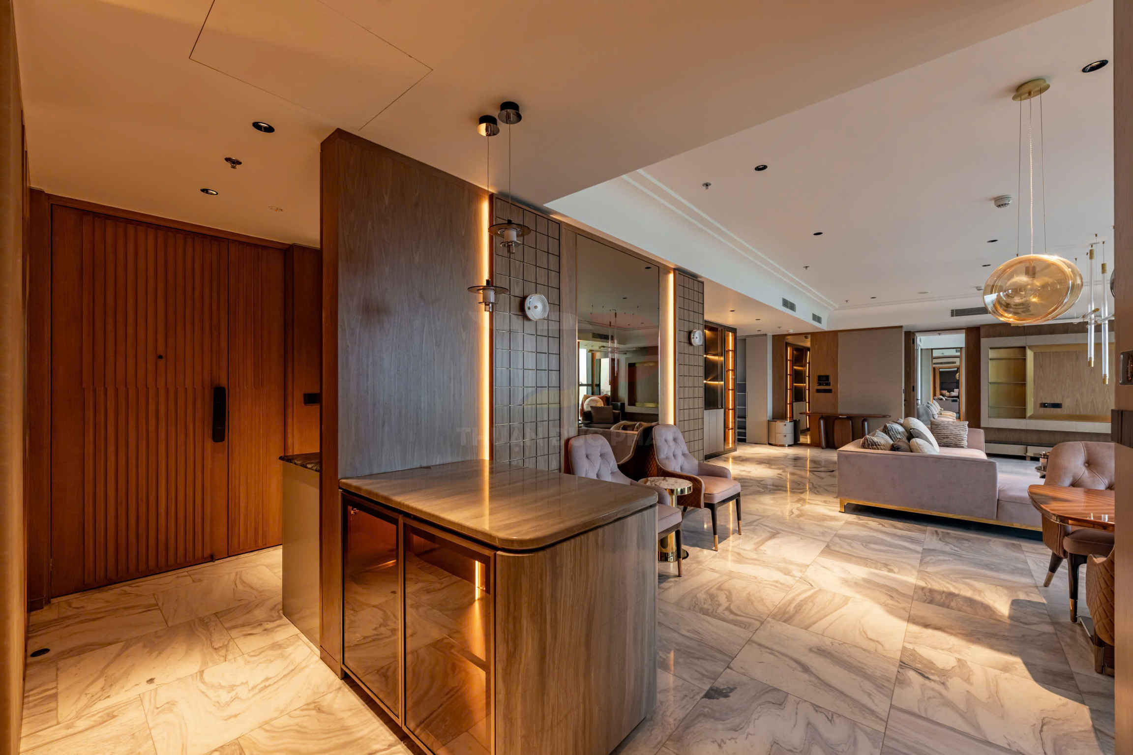 Phòng khách chung cư cao cấp với nội thất gỗ, sofa bọc nỉ và sàn đá marble sáng hiện đại