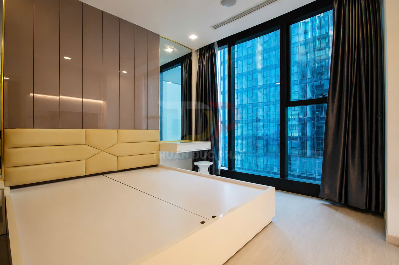 Cho thuê căn hộ Vinhomes Golden River Aqua 1 một phòng ngủ full nội thất view xéo sông và Tòa Central Park