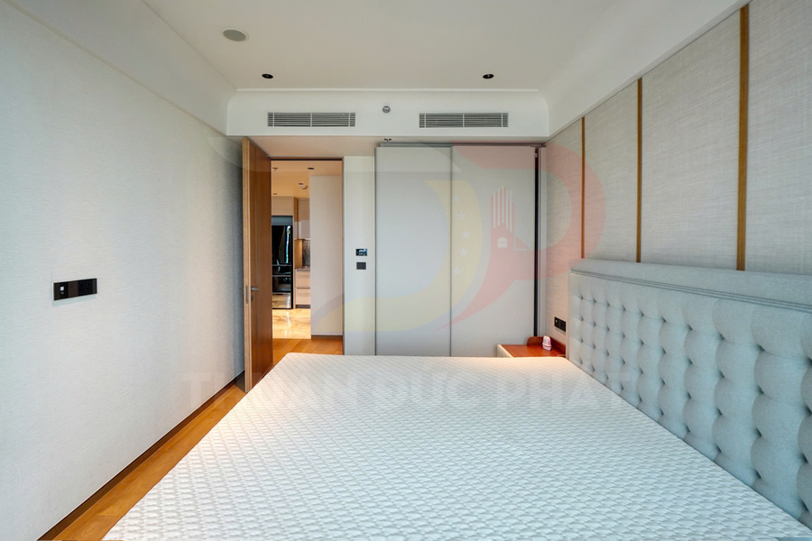 Phòng ngủ hiện đại với giường bọc nệm đầu giường lớn và cửa trượt gỗ sang trọng