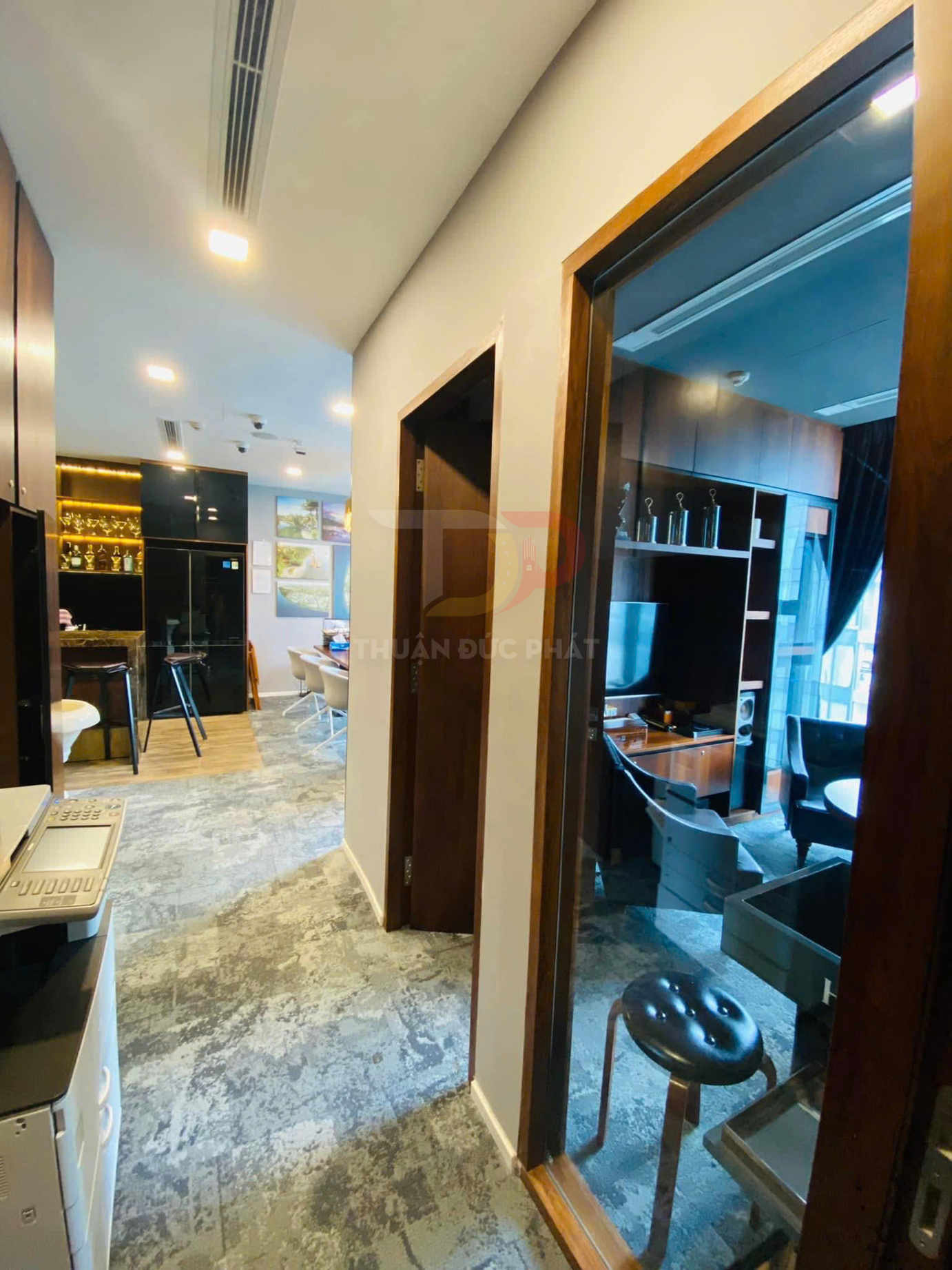 Cho thuê căn hộ Vinhomes Golden River Lux 6 full nội thất setup văn phòng 2 phòng ngủ giá tốt vào ở ngay