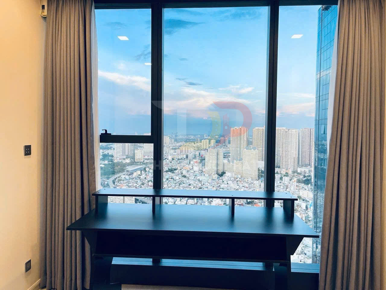 Bán căn hộ Vinhomes Golden River Aqua 1 full nội thất 2 phòng ngủ view Thành Phố và Landmark 81, diện tích 83 m2 giá 17.5 tỷ