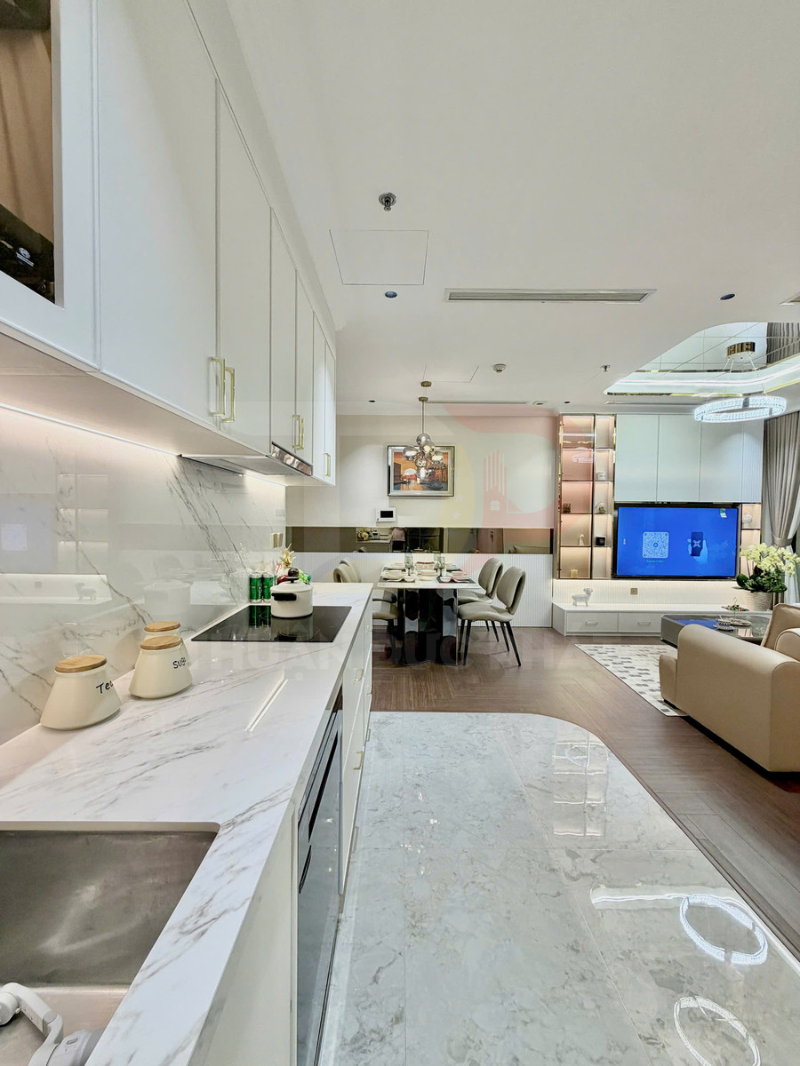 Căn hộ cao cấp với bếp chữ I mặt đá marble trắng liền phòng ăn và phòng khách hiện đại