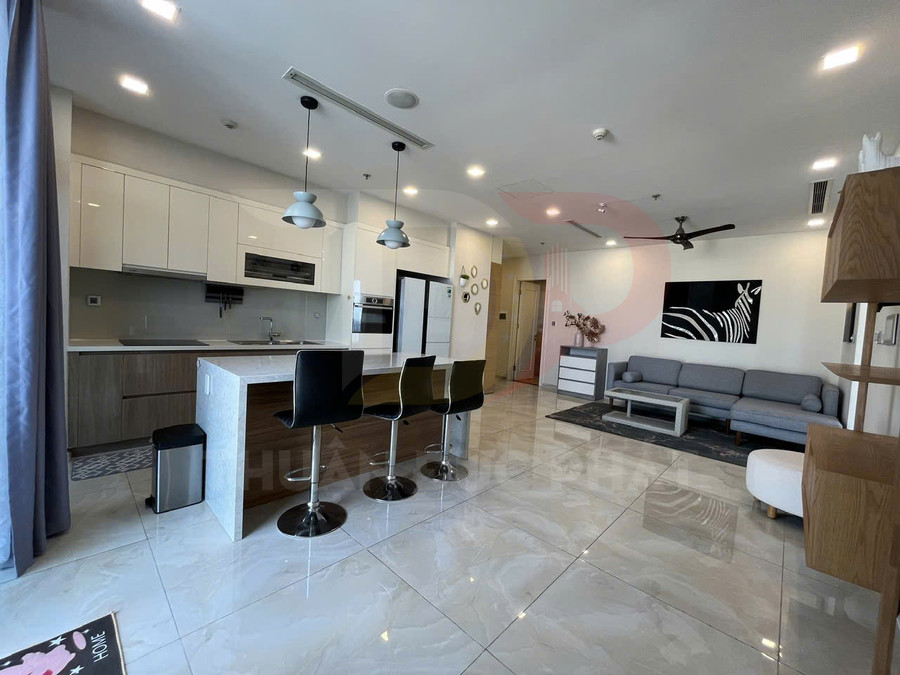 Căn hộ hiện đại với bếp mở, đảo bếp có ghế bar và phòng khách sofa xám liền kề