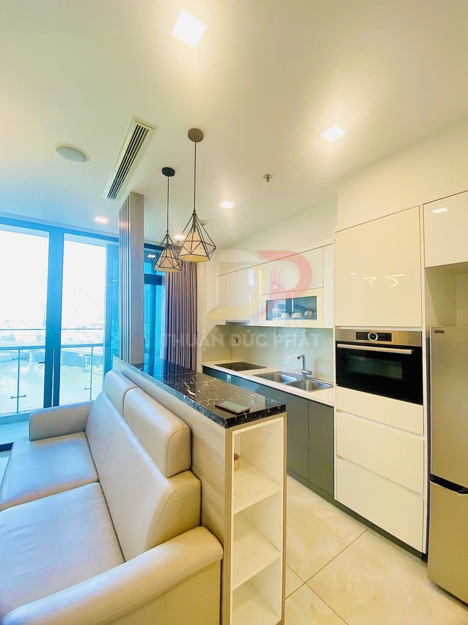 Cho thuê căn hộ Vinhomes Golden River Aqua 3 vòng cung 2 phòng ngủ full nội thất view Landmark 81 giá 31 triệu