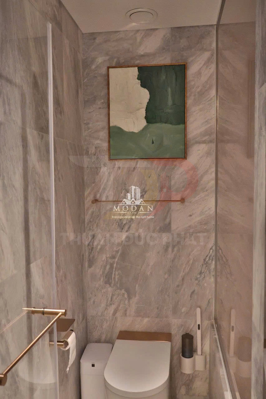 Nhà vệ sinh nhỏ ốp đá marble với bồn cầu hiện đại và thanh treo khăn kim loại sang trọng