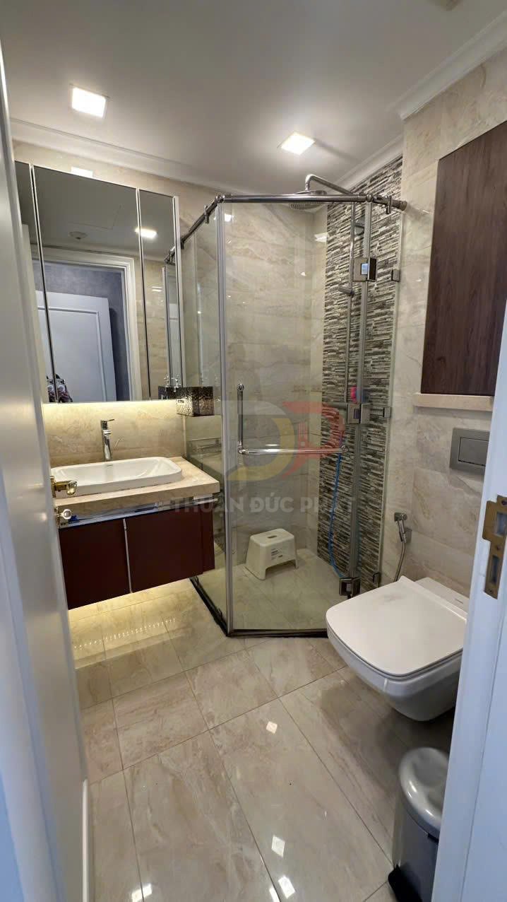 Cho thuê căn hộ Vinhomes Golden River Aqua 2 diện tích 72 mét vuông, 2 phòng ngủ, nội thất đầy đủ, view thành phố và Landmark 81