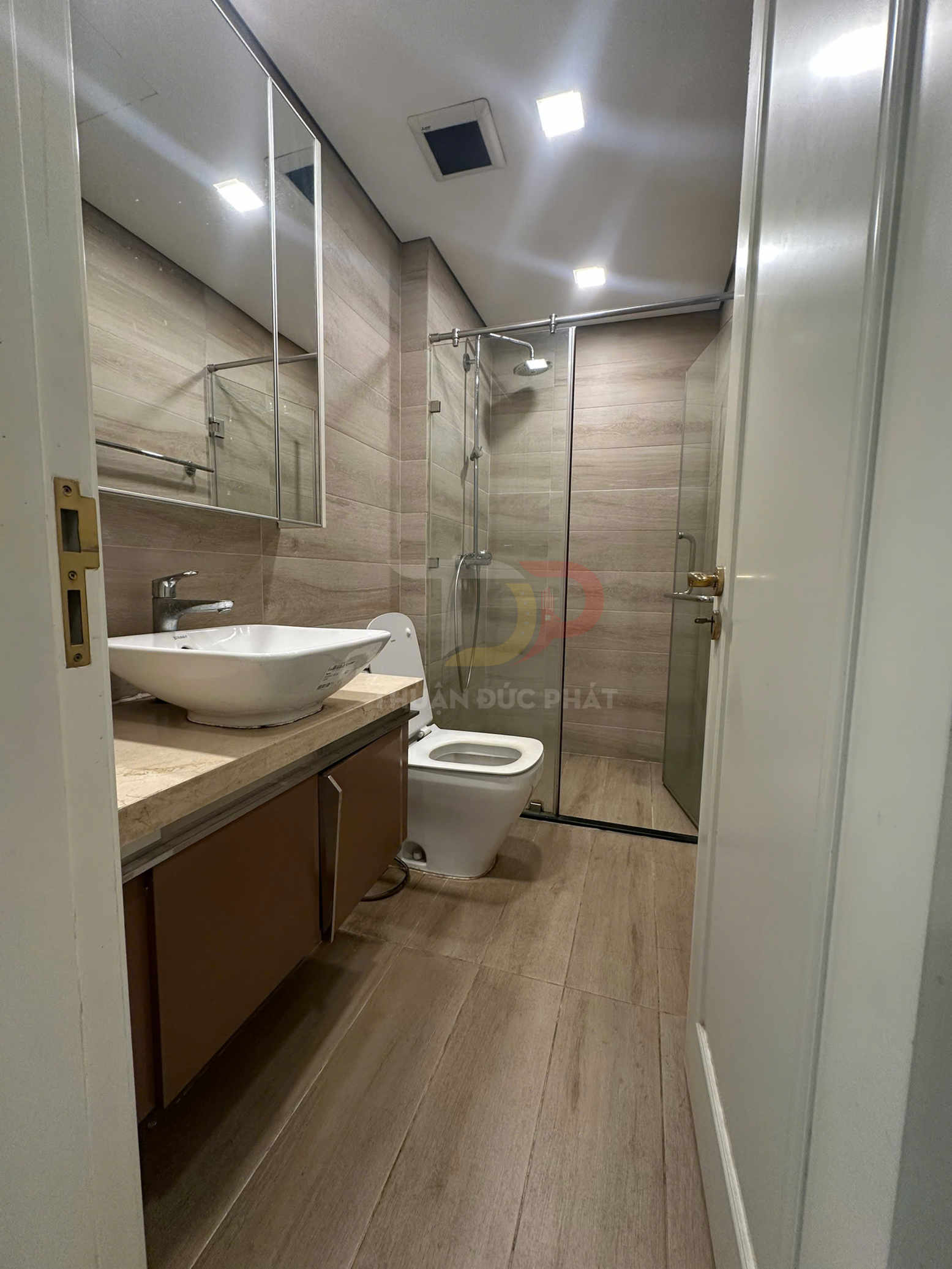 Cho thuê căn hộ Vinhomes Golden River Aqua 1 2 phòng ngủ 84 mét vuông view xéo sông Thảo Cầm Viên giá 28 triệu net