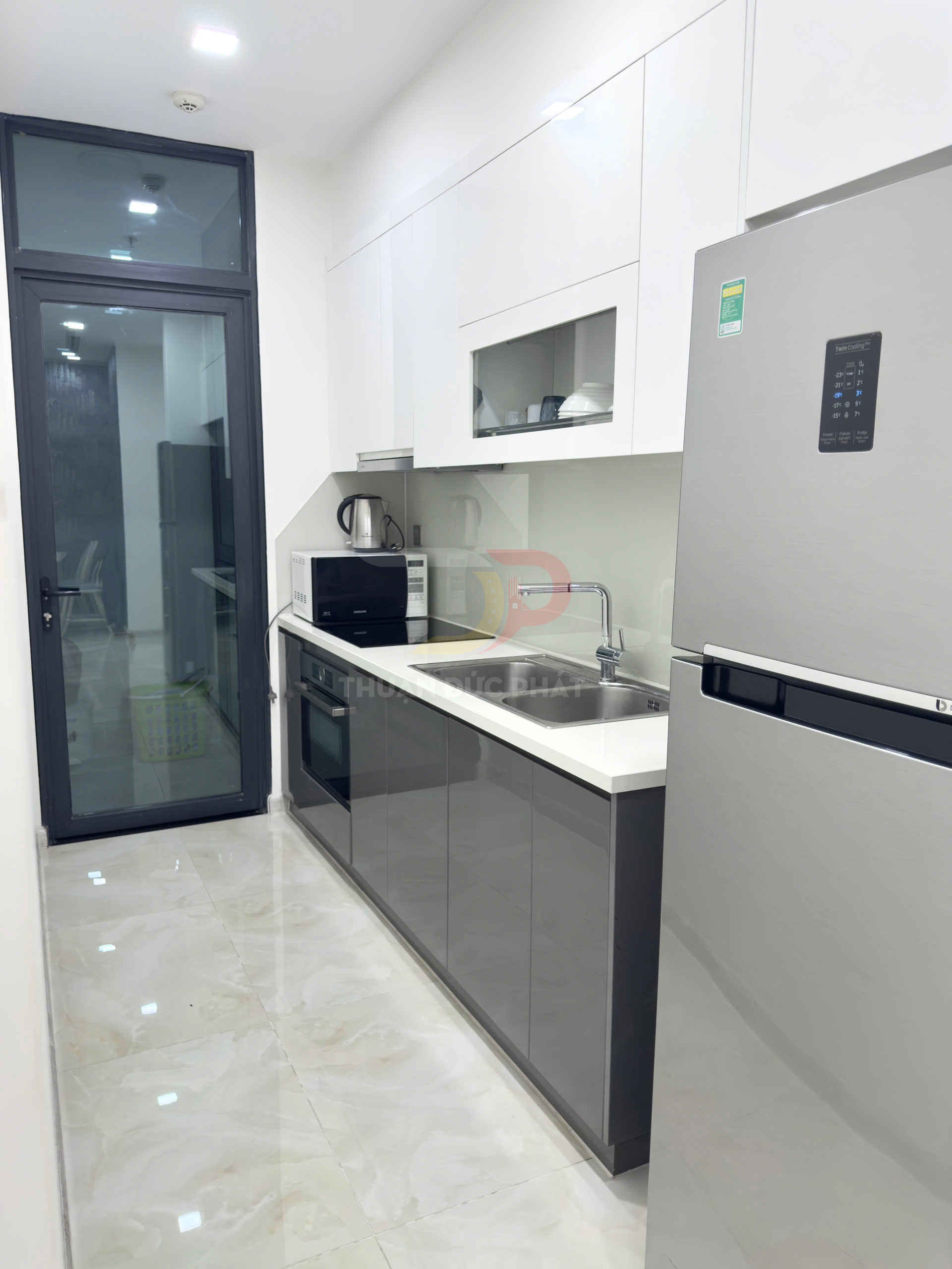 Bán căn hộ Vinhomes Golden River Aqua 3 full nội thất 2 phòng ngủ view Thành phố Landmark 81 giá 13.2 tỷ