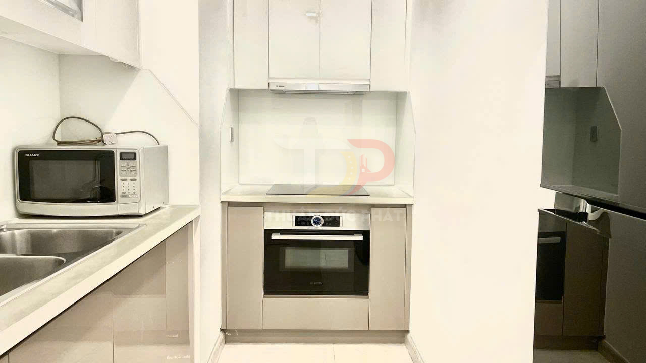 Bếp nhỏ hiện đại với lò nướng Bosch âm tủ, bếp điện từ và lò vi sóng Sharp cạnh bồn rửa