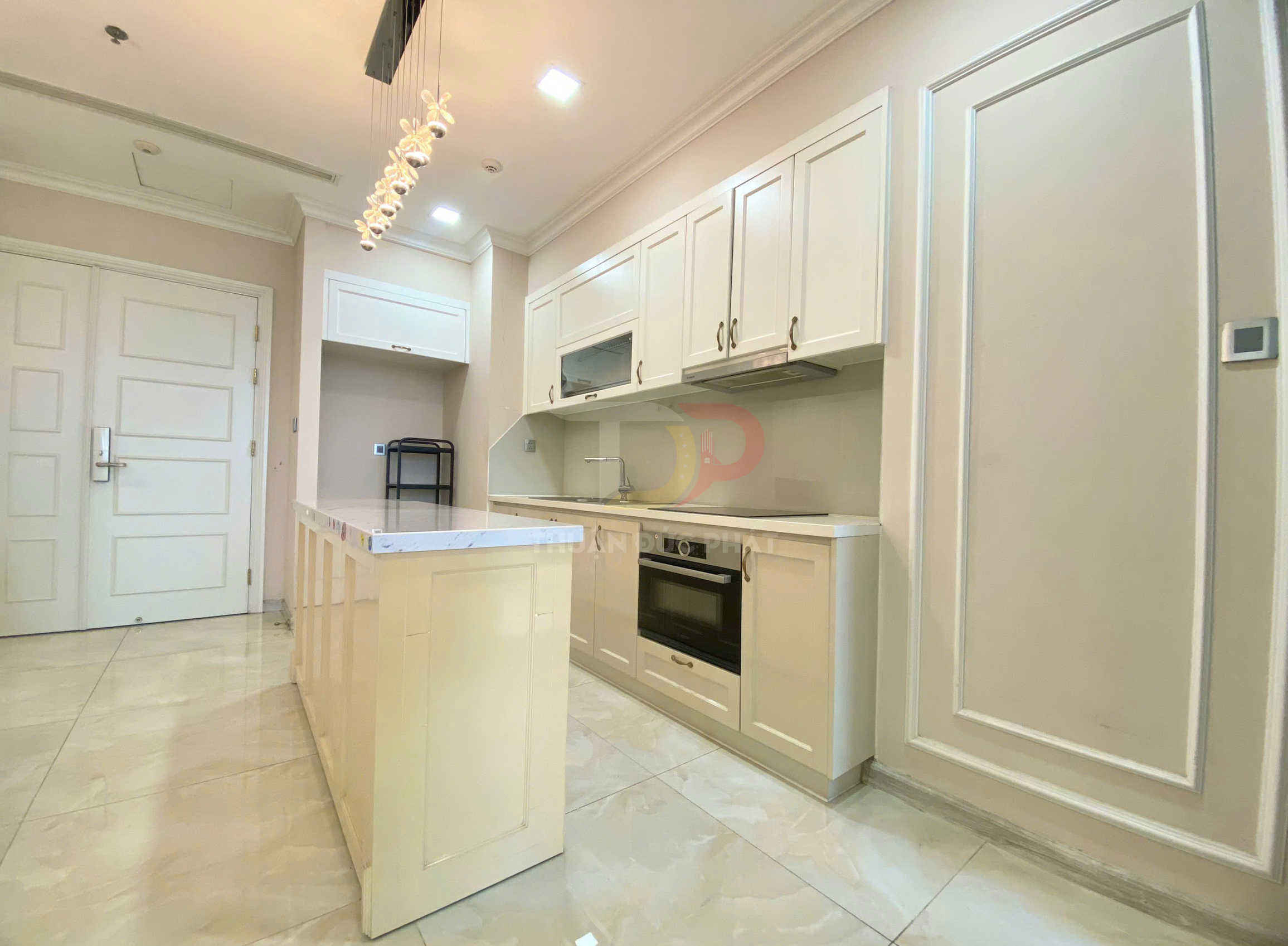 Bán căn hộ Vinhomes Golden River Lux 6 full nội thất 3 phòng ngủ view Thảo Cầm Viên giá 26 tỷ sổ hồng sẵn có hợp đồng thuê ổn định