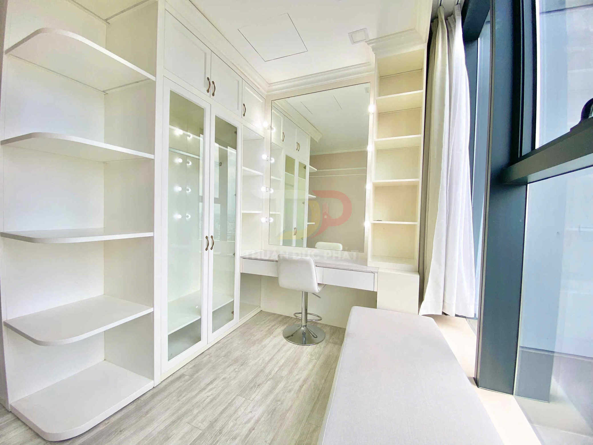 Bán căn hộ Vinhomes Golden River Lux 6 full nội thất 3 phòng ngủ view Thảo Cầm Viên giá 26 tỷ sổ hồng sẵn có hợp đồng thuê ổn định