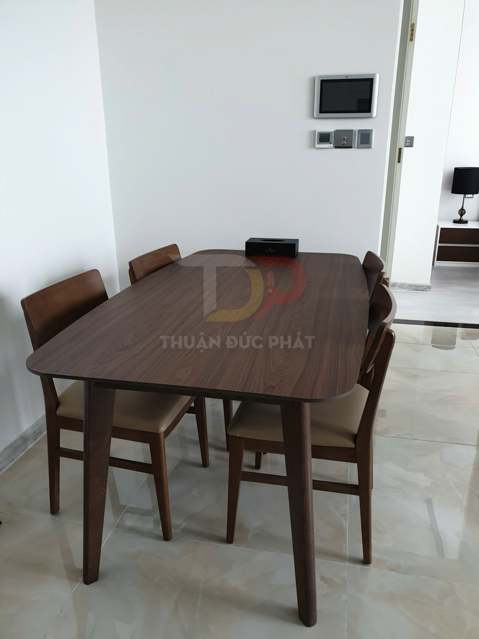 Bộ bàn ăn gỗ 4 ghế hiện đại trong phòng ăn chung cư sáng sủa