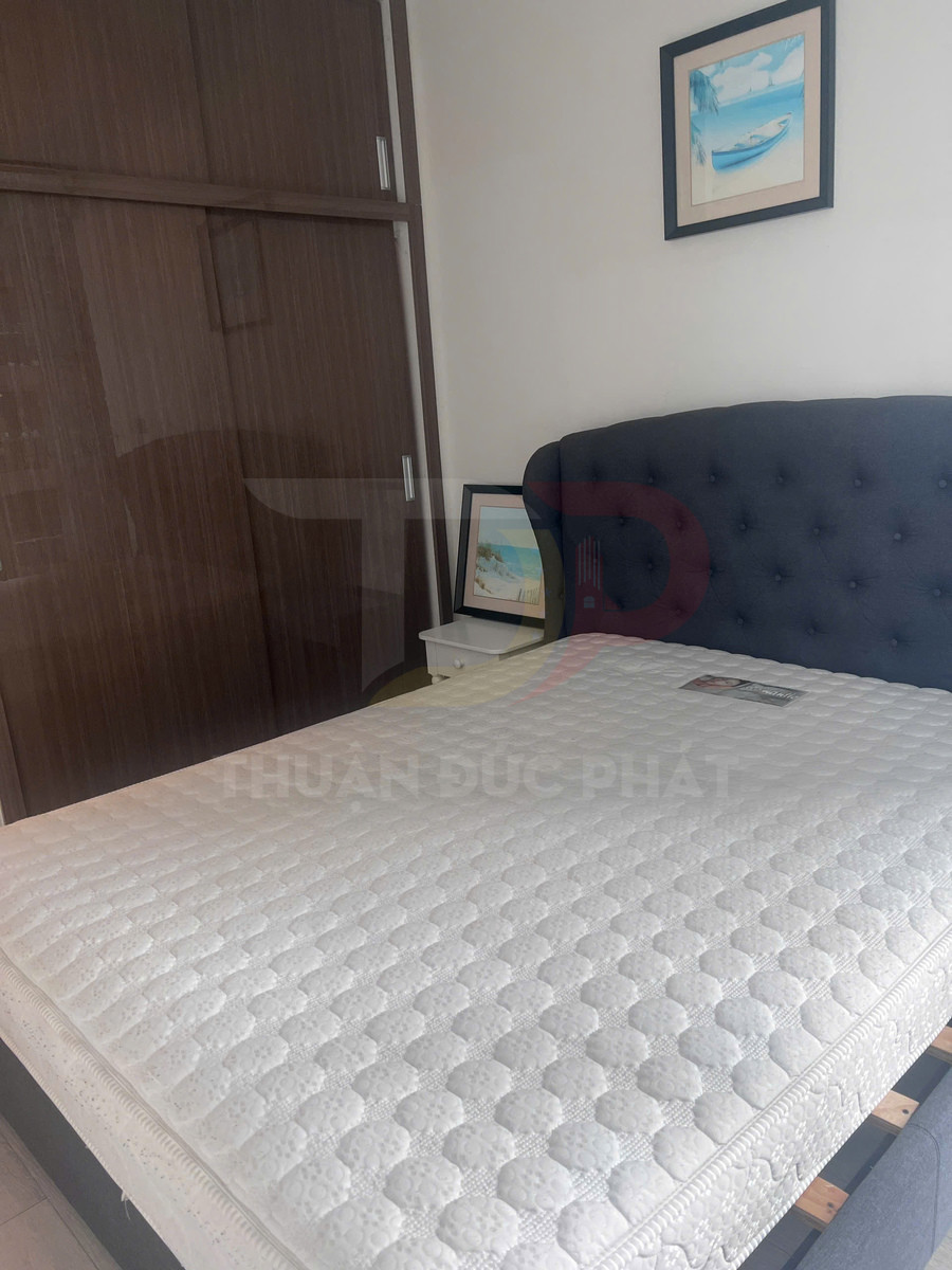 Nệm trắng dày họa tiết tổ ong đặt trên giường bọc nệm trong phòng ngủ hiện đại
