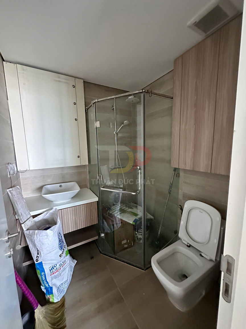 Cho thuê căn hộ Vinhomes Golden River tòa Aqua 3 căn hộ 2 phòng ngủ vòng cung đã sửa hoàn thiện giá 1800 đô la Mỹ mỗi tháng