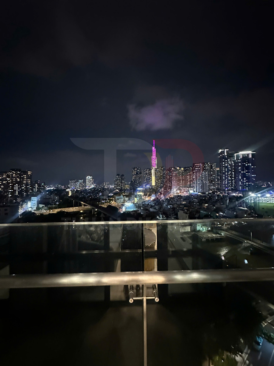 View ban công nhìn về Landmark 81 và skyline Sài Gòn rực sáng về đêm