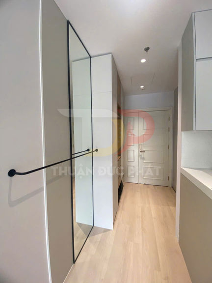 Tủ âm tường cửa kính lớn trong hành lang căn hộ hiện đại sàn gỗ sáng màu