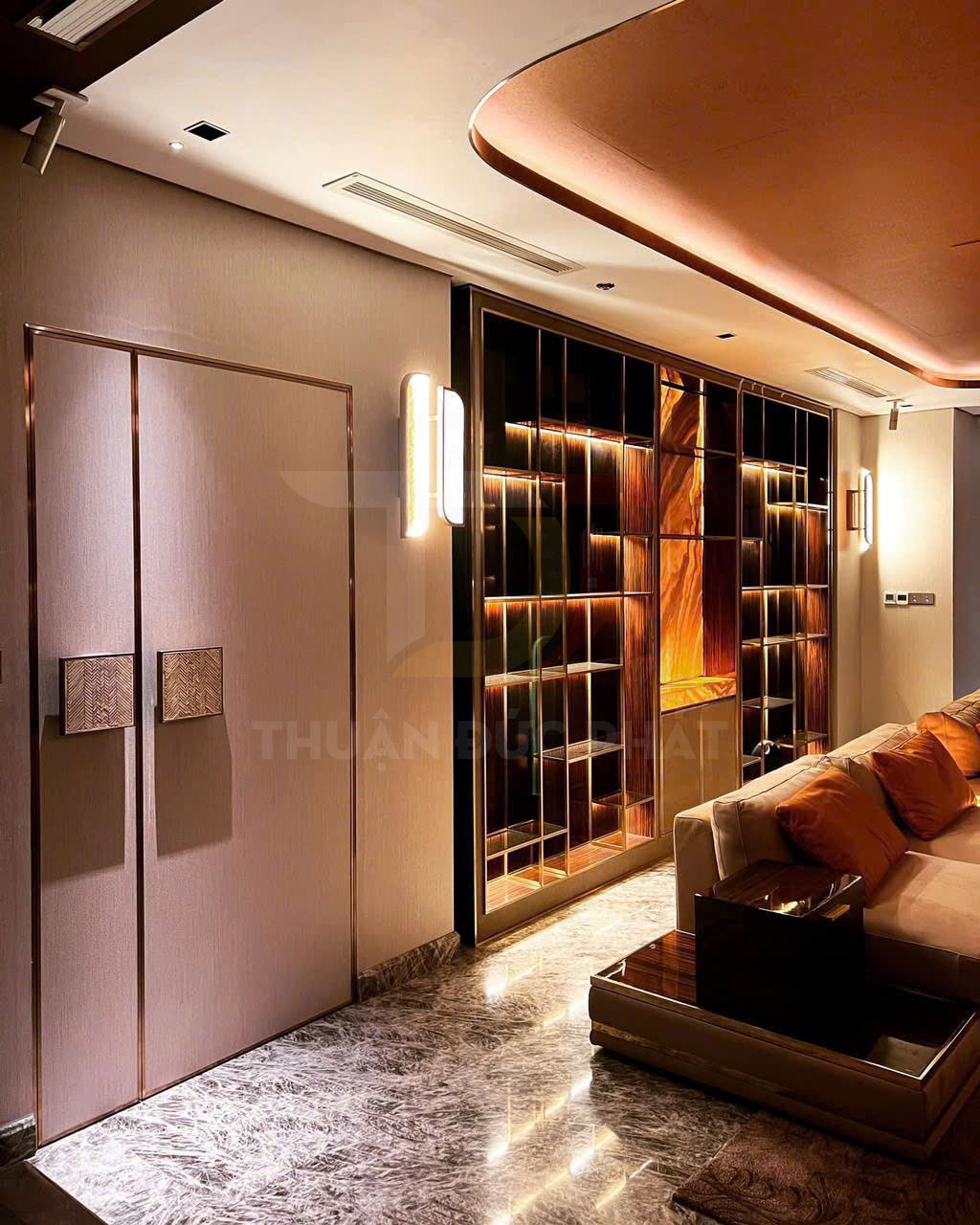 Tủ rượu gỗ cao cấp phòng khách hiện đại với hệ đèn led âm và sofa da màu kem sang trọng