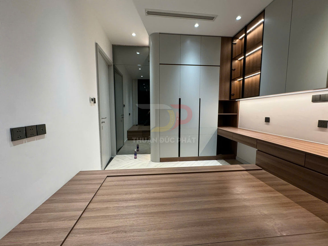 Phòng ngủ hiện đại với giường gỗ thông minh, tủ quần áo âm tường và bàn làm việc gỗ liền kệ trang trí