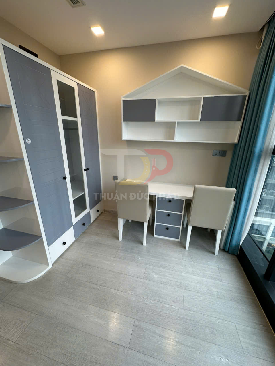 Bàn học đôi kèm tủ sách treo tường và tủ quần áo gỗ màu trắng xám trong phòng ngủ hiện đại