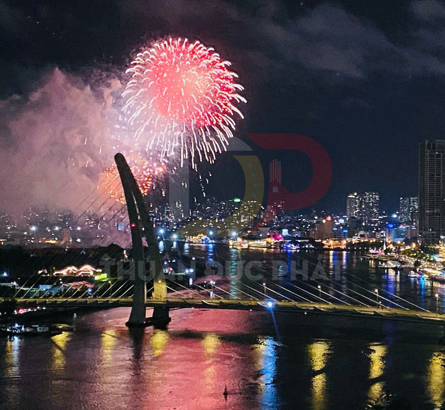 Cho thuê căn hộ Vinhomes Golden River Lux 6 3 phòng ngủ view sông và Bitexco full nội thất cao cấp tại Quận 1