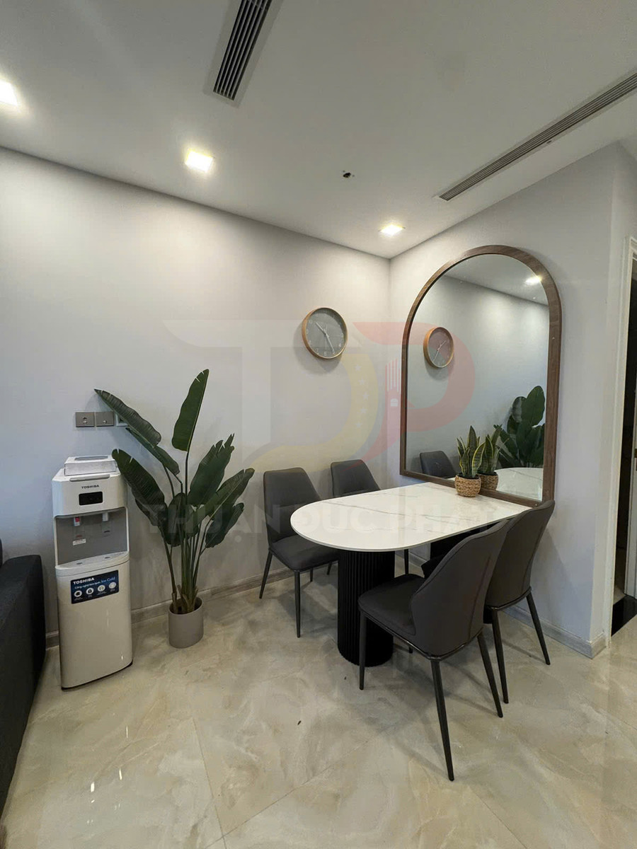 Bộ bàn ăn mặt đá trắng chân trụ đen kèm bốn ghế nệm xám trong phòng khách hiện đại