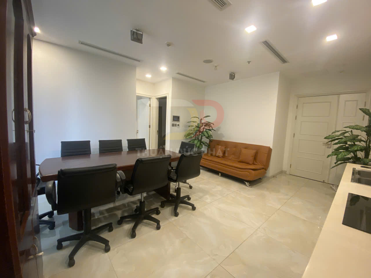 Cho Thuê Căn Hộ Vinhomes Golden River Lux 6 Full Nội Thất Setup Văn Phòng 1 Phòng Ngủ View Nội Khu Giá 26 Triệu Net