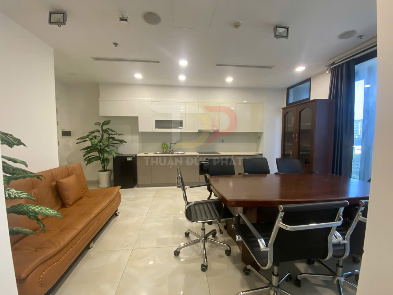 Cho Thuê Căn Hộ Vinhomes Golden River Lux 6 Full Nội Thất Setup Văn Phòng 1 Phòng Ngủ View Nội Khu Giá 26 Triệu Net