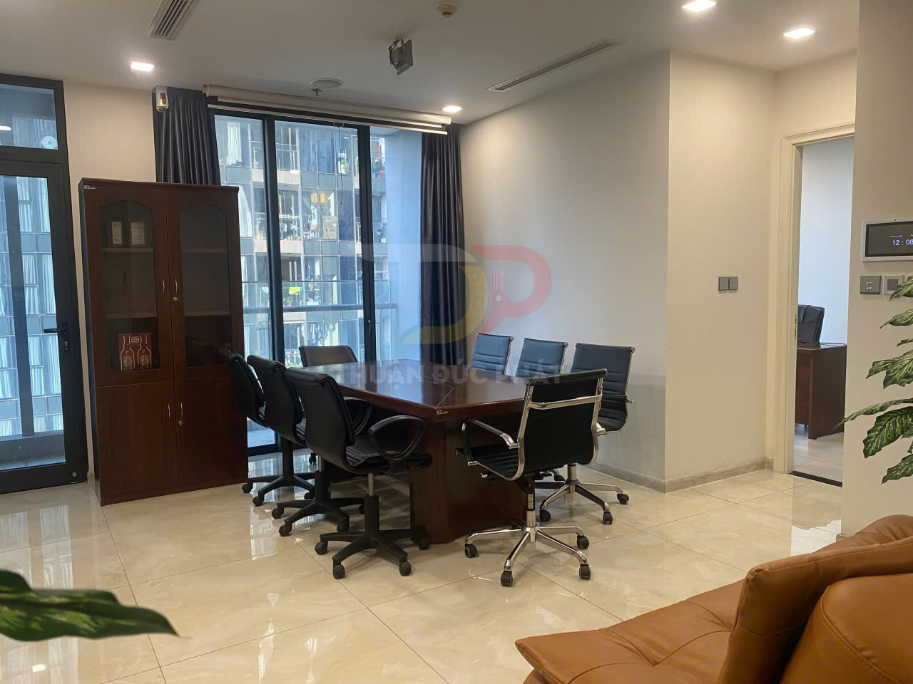Cho Thuê Căn Hộ Vinhomes Golden River Lux 6 Full Nội Thất Setup Văn Phòng 1 Phòng Ngủ View Nội Khu Giá 26 Triệu Net