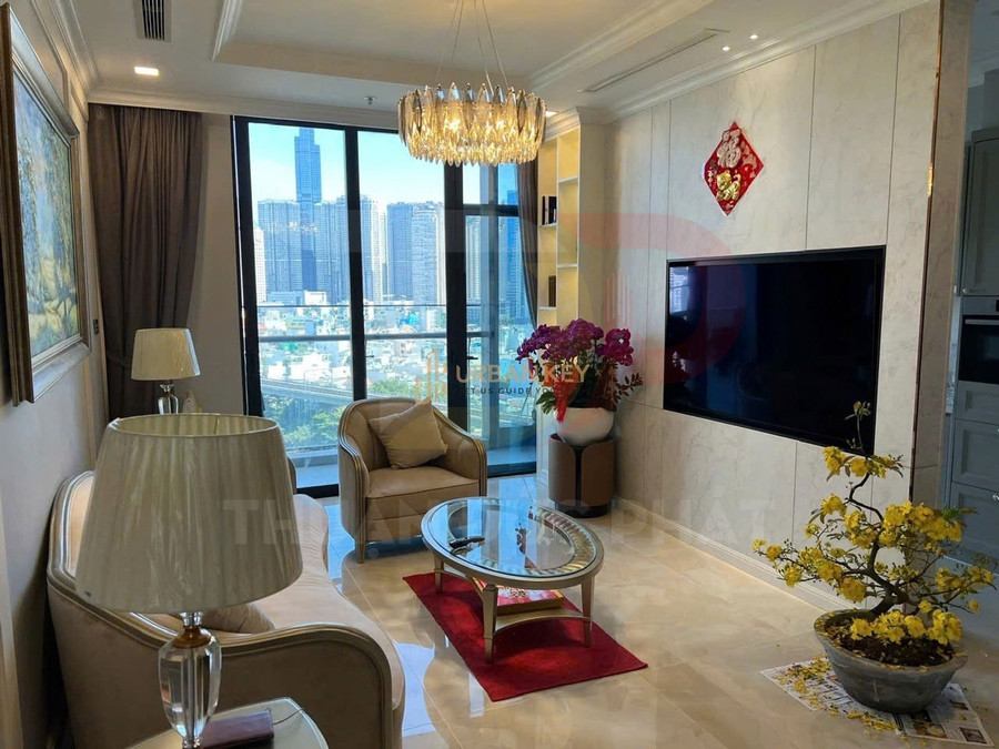 Phòng khách căn hộ cao cấp với sofa da, bàn trà kính, tivi treo tường lớn và cửa kính nhìn ra thành phố