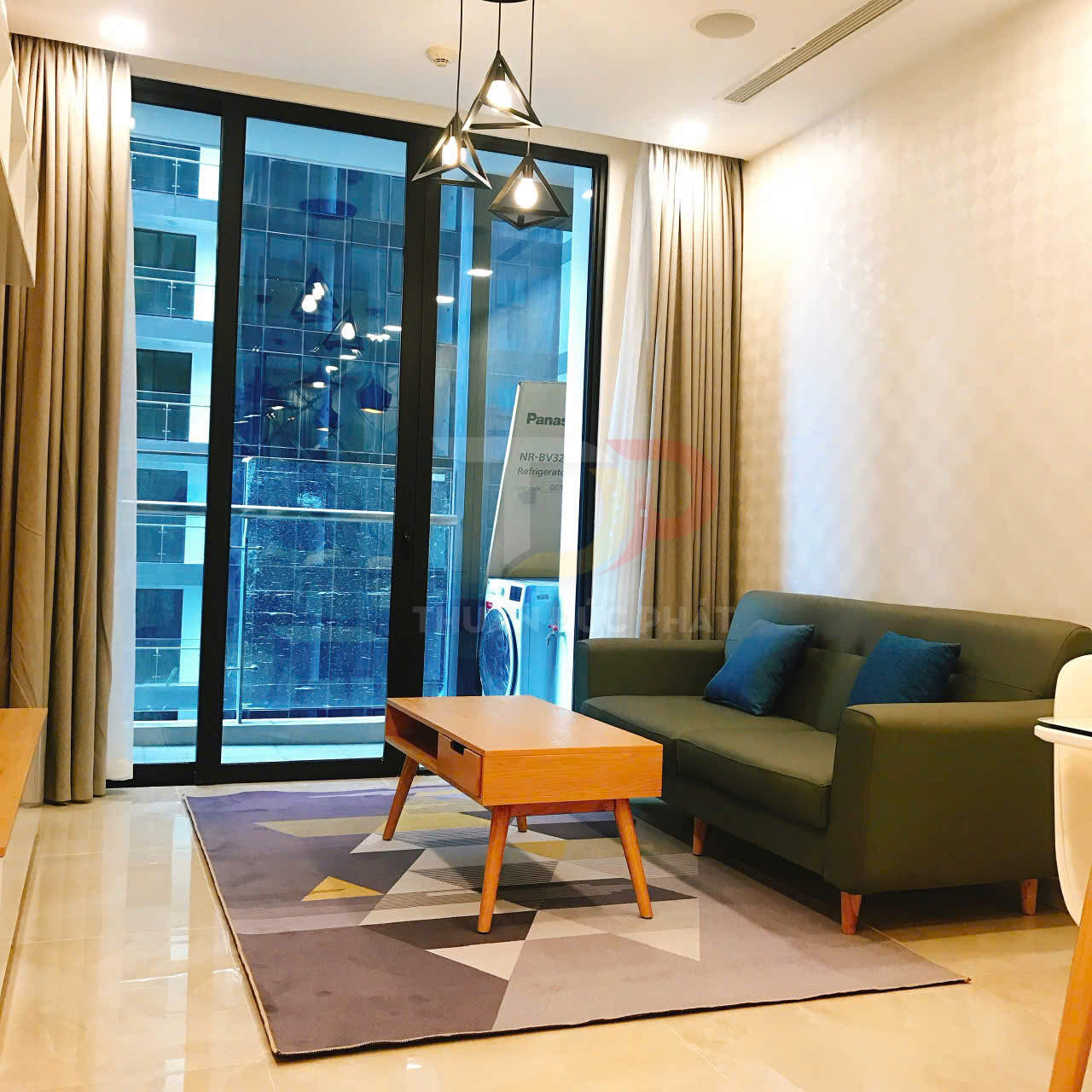 Bán căn hộ 1 phòng ngủ Vinhomes Golden River Aqua 1 full nội thất, view nội khu, giá 9.5 tỷ chi tiết và đánh giá thực tế