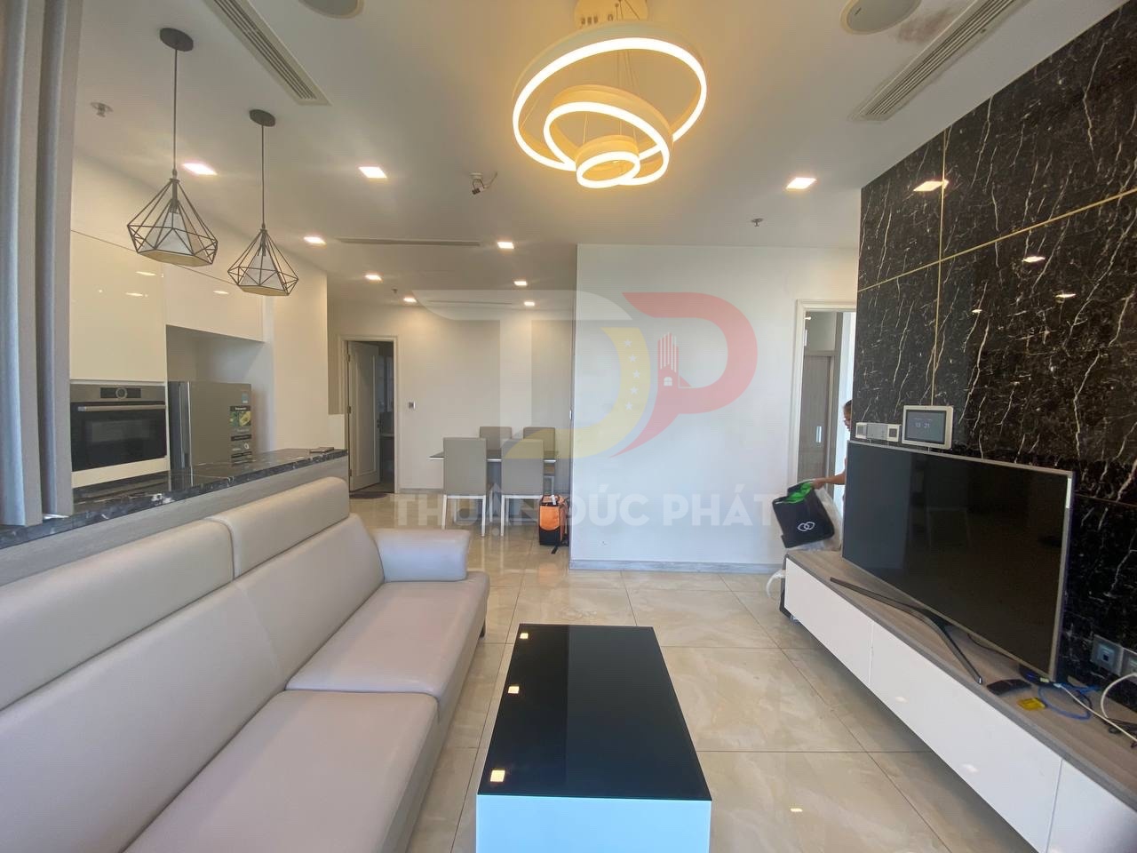 Cho thuê căn hộ Vinhomes Golden River Aqua 3 vòng cung 2 phòng ngủ full nội thất view Landmark 81 giá 31 triệu